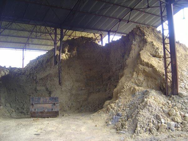 Extraction de la terre pour la fabrication artisanale de tuiles