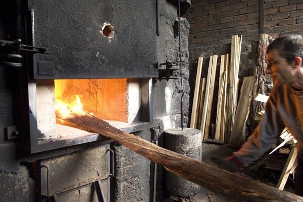 Cuisson au bois des tuiles artisanales